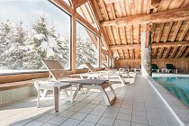 Les Fermes de Meribel - zwembad met ligstoelen